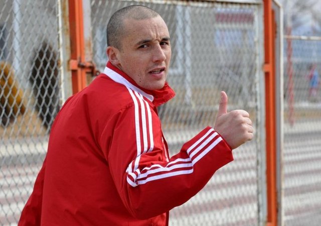 AATIF CHAHECHOUHE  "Soyadımı doğru yazabilmek için yıllarca uğraştım. Ne anlama geldiğini de hâlâ bilmiyorum."