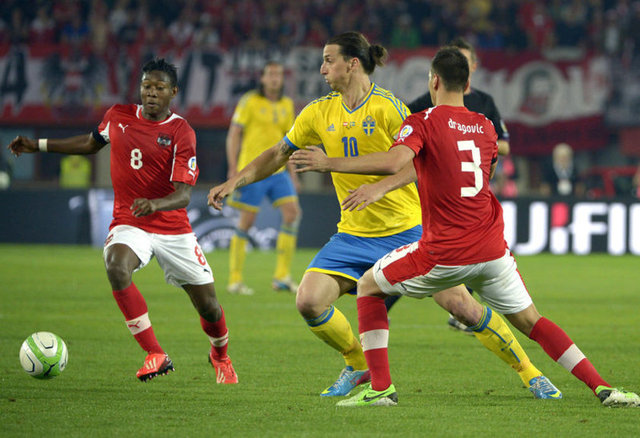 Alaba ile arasında boy farkı olduğunu belirten Ibrahimoviç, "Onun boyu 1.50-1.60 arasında. Dirseğimi çevirince kafasına gelmesi gayet doğal" ifadesini kullandı. Bayern Münih'te forma giyen David Alaba'nın gerçek boyunun ise 1.80 olduğu biliniyor.