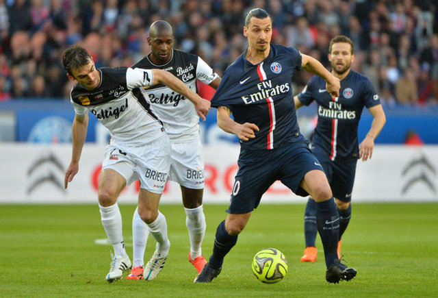 1. Zlatan bir gün antrenmana geç geldi. Bu yüzden teknik direktör diğer bütün oyuncuları antrenmana erken geldikleri için cezalandırdı.