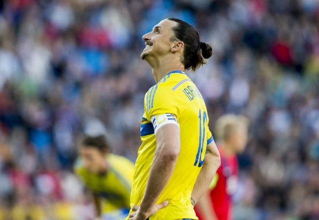2. Zlatan aynaya baktığında yansımasını göremiyor. Çünkü hiçbir zaman ikinci bir Zlatan olamaz.
