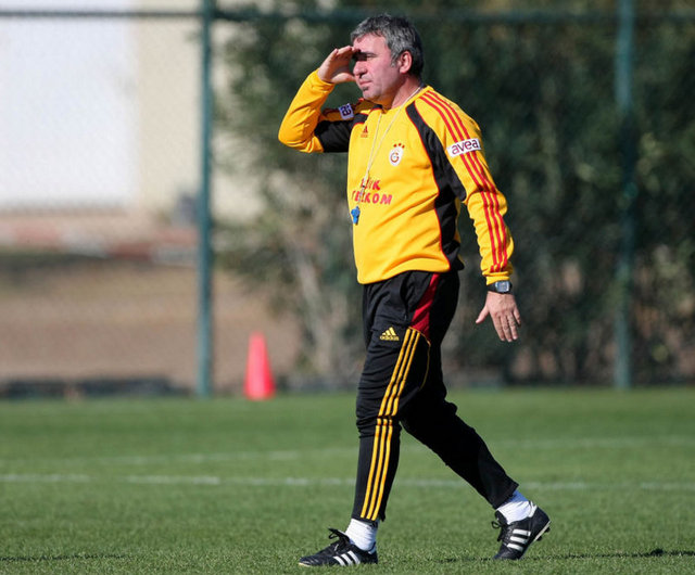 GHEORGE HAGI  "Ben Galatasaray'a gelmekle kalmadım, Galatasaraylı oldum. Galatasaray'ı hissetmeye başladığım gün, imzasını kalbime attım."
