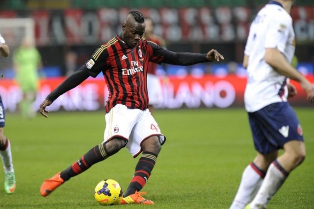 MARIO BALOTELLI  "İtalya milli takımında oynamaktan daha da güzel bir şey varsa o da Pirlo gibi bir sihirbazla aynı takımda oynamaktır"