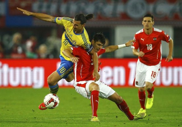 Avusturya-İsveç maçında, Zlatan Ibrahimoviç'in yaptığı "dirsek atma" hareketi tartışmaları da beraberinde getirdi.