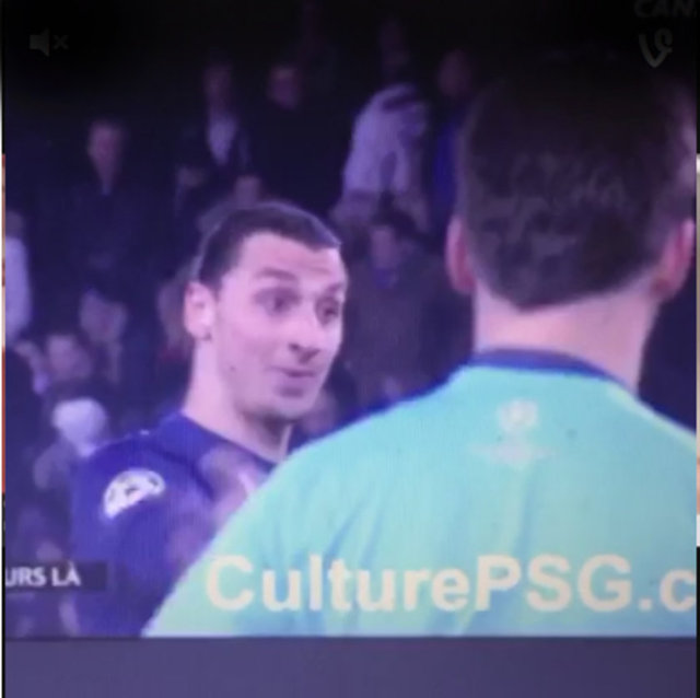 6. Hakem bir keresinde Zlatan'a kırmızı kart gösterdi, ama oyundan kendisi çıkmak zorunda kaldı.