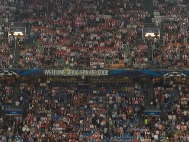 Ibra, Şampiyonlar Ligi'ndeki ilk maçına çıktığı eski kulübü Ajax taraftarıyla tekrar buluşurken, Amsterdam Arena tribünlerinde 'Tekrar Hoşgeldin Tanrı'nın Oğlu' yazılı pankart dikkat çekti.