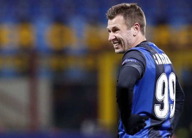 ANTONIO CASSANO  "Inter'de en iyi arkadaşım Nagatomo. Çünkü birbirimizi anlamıyoruz. Anlatıyor, ben gülüyorum. Ben anlatınca da o gülmeye başlıyor"