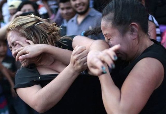 Nahua Hint topluluğunun üyeleri her yıl buraya gelip derme çatma bir dövüş meydanında kavga ediyor.