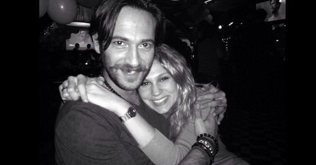 Farah Zeynep Abdullah ile aynı dizide rol aldığı Berk Erçer arasındaki aşk iddiaları bu fotoğrafla güçlendi.