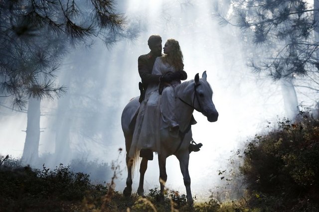 Dizinin ilk bölümü sosyal medyada günün künusu olurken, güzel oyuncu Farah Zeynep Abdullah eleştiri oklarının hedefi oldu.