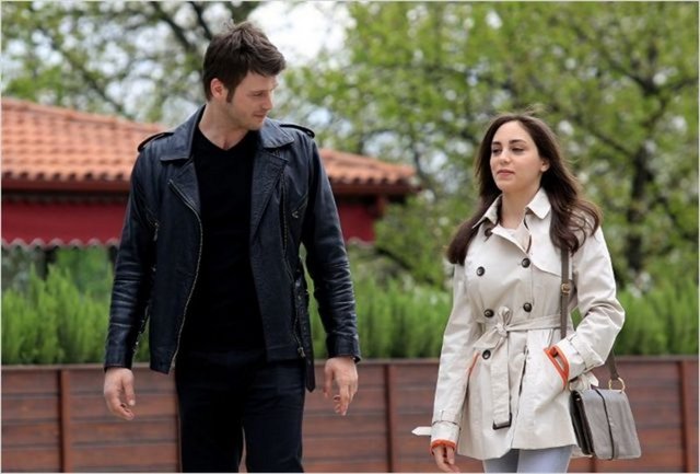 Kıvanç Tatlıtuğ hayranları, yakışıklı oyuncunun daha önceki rol arkadaşı Öykü Karayel için de acımasız yorumlarda bulunuyorlardı.