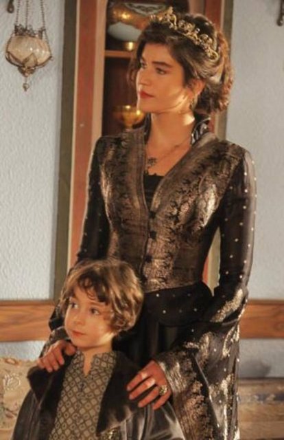 Berrak Tüzünataç ağladığında bana bir gülme geliyor.