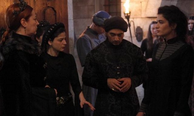 Vahide Perçim'in de Tüzünataç'ın oyunculuğundan memnun olmadığı, "Oyunculuğunu beğenmiyorum, seyretmeye dayanamıyorum" dediği iddia ediliyor