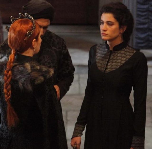 Berrak Tüzünataç'ın, yapımcılar tarafından kararından döndürüldüğü yazılmıştı.