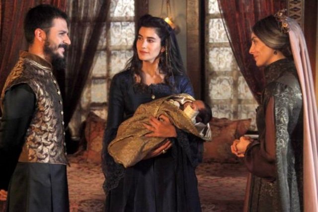 Saatlerdir çalışıyorum, az uyuyorum, agresifim ama hiçbiri Berrak Tüzünataç'ı izlemek kadar yormadı beni ya.