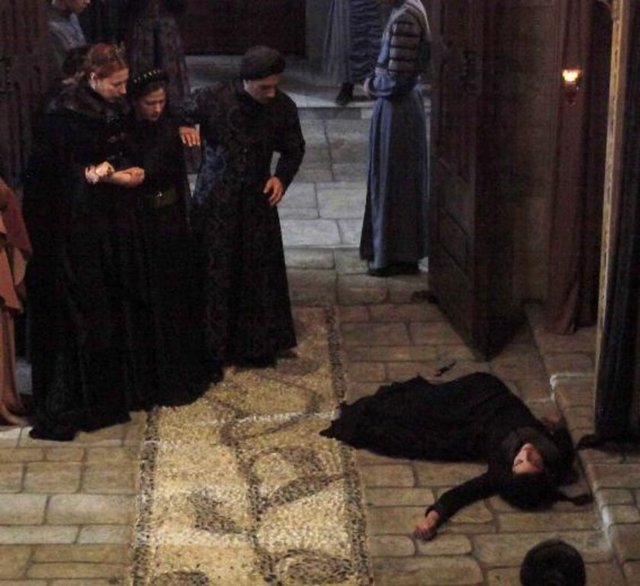 Şehzade Mustafa ve oğlu Mehmet'in ölümüne dayanamayan Mihrünnisa Sultan, Hürrem Sultan'ın gözleri önünde canına kıydı.