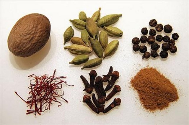 Muskat (Küçük Hindistancevizi) ve karanfilAraştırmacılar her zaman yeşil olan bitkilerden hindistancevizi ve karanfilin, fareler üzerinde yaptıkları deneyler doğrultusunda cinsel aktiviteyi yükselttiğini tespit etmiş. -