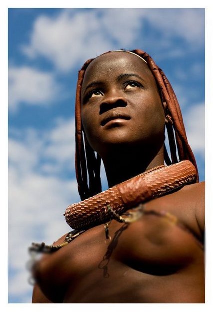 Modern giyecekler çevrelerinde az bulunur, ancak bulunduğunda erkekler tarafından kullanılır.