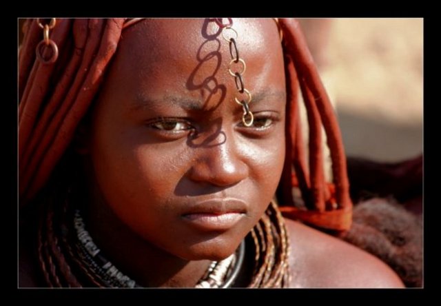 Bunun nedeni kadınların ciltlerini korumak ve süslenmek için sürdükleri otjite denilen yağ.