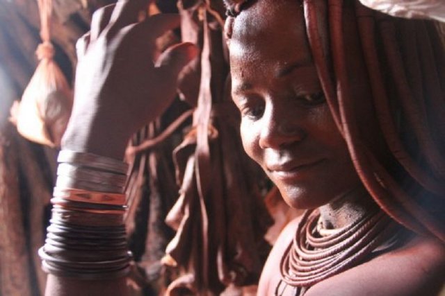 Himba kadınları için süslenmek çok önemli. Her sabah yaptıkları bir makyajları var.