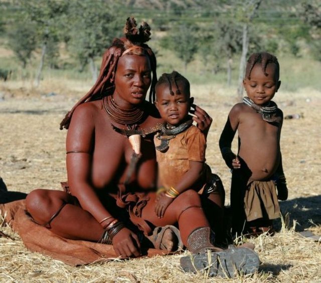 Himbalar Kabilesinin kadınları çıplak gezerler ve tenleri kırmızıdır.