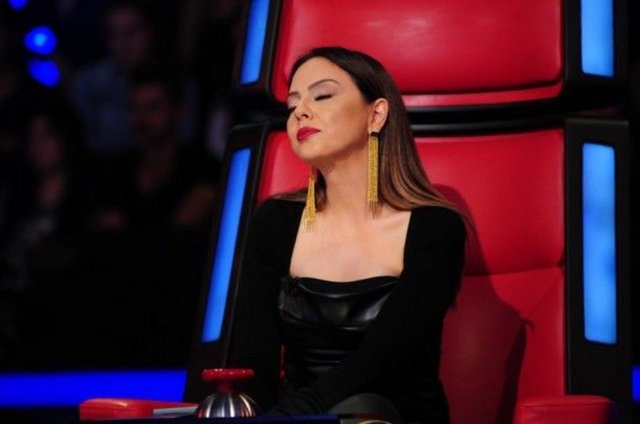 Ebru Gündeş'in çocuğunu etkilememek için düzenini bozmadığı iddia ediliyor.