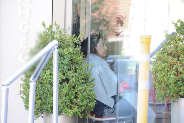 Eşi 2.5 ay tutuklu kaldıktan sonra 8 gün önce serbest bırakılan ünlü şarkıcı, kuaförde saçlarını boyatmıştı.