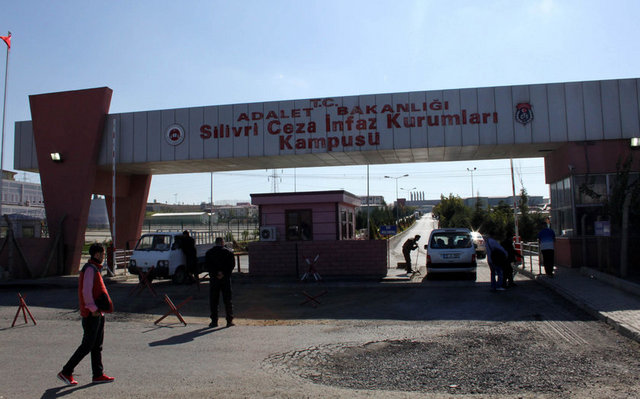 Özel yetkili mahkemeleri kaldıran ve tutukluluk süresini 5 yıla indiren yasanın yürürlüğe girmesinin ardından mahkemeler ellerindeki dosyaları incelemeye başladı.