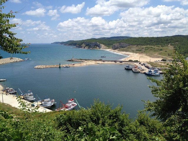 Kıyıköy - Karadeniz sahilinde, İstanbul'a 160 km. uzaklıkta huzurlu bir tatil merkezi. Doğaya ve tarihe yolculuk yaparak farklı bir haftasonu geçirmek istiyorsanız, Kıyıköy tam aradığınız adres