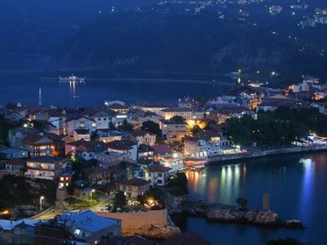 Amasra - Çok sayıda tarihi eserin yanı sıra doğal güzellikleri ve balık ağırlıklı mutfak kültürüyle turistlerin ilgisini çeken Amasra ziyaretçilerine adeta büyülü bir tatil vaad ediyor.