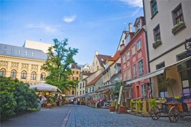 Montrö - İsviçre'de yer alan bu kent tarihi dokusu ve sakinliğiyle bahar için en iyi rotalardan biri.