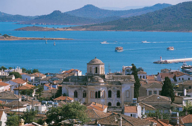 Cunda Adası - Bedensel olduğu kadar ruhsal dinginliği sağlamak, yazın denizin ve güneşin baharda ise şehirden keyifli bir kaçışın doğru rotası Cunda Adası.