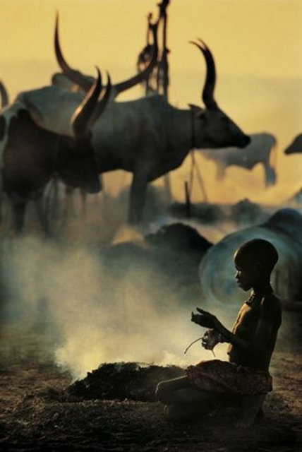 Bir başka Dinka adeti ise inek idrarı ile duş yapmaktır. İdrar Dinkaların saçlarını turuncuya çevirir. Bu kabile içinde hayranlık duyulan bir renktir.