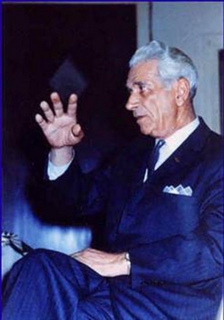 Adamski ve arkadaşı Madeleine Rodeffer ağaçlarn üzerinde, havada asılı duran bir şey gördüler.