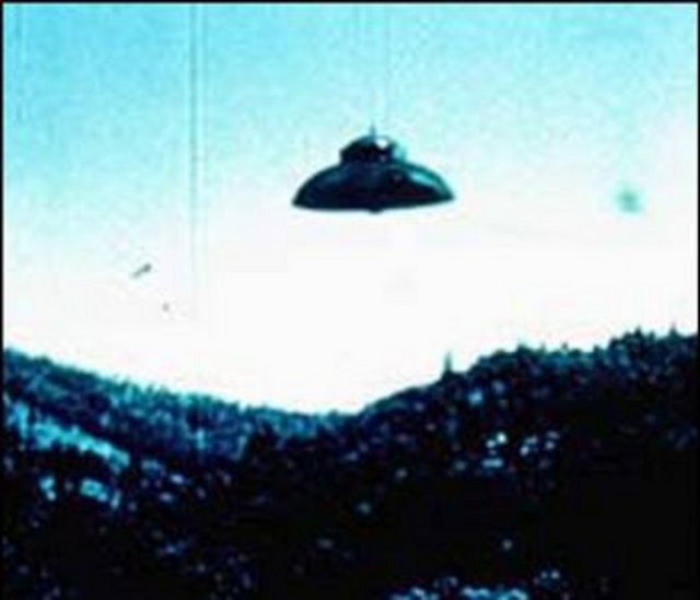 Rus kozmonotlar da aynı olayı rapor etmişler, bu ilginç olaya ışıkları yansıtan milyarlarca toz zerreciğinin yol açtığı ortaya çıkmıştı. Peki George Adamski bunu nasıl bilebilmişti?