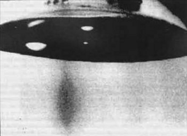 Uçan dairenin bulunduğu yere giden Adamski, burada tek parça bir kıyafet giymiş bir "adam"ın kendine yaklaştığını gördü.