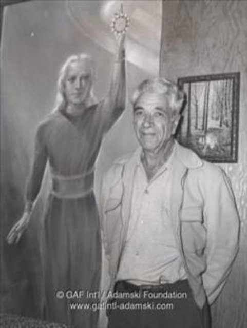 Adamski, uzaya yaptığı ilk yolculuktaki gözlemini anlatırken, "her yanımızda, sanki milyarlarca ateş böceği aynı anda yanıp sönüyor gibi muazzam görüntüler sergileniyordu" ifadesini kullanmıştır. -