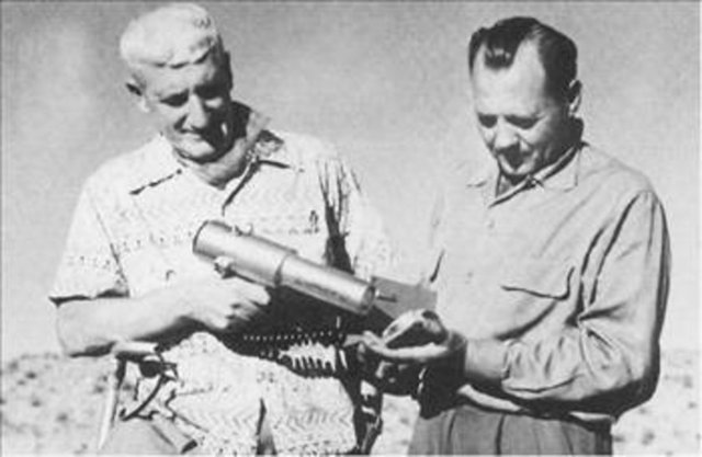 Evlerin çatısı üzerinde süzülen araç, Adamski'nin evinin üzerine geldiğinde bir film kartuşunu bitirmişti ve sonra ağaçların ardına doğru ilerleyerek gözden kayboldu. -