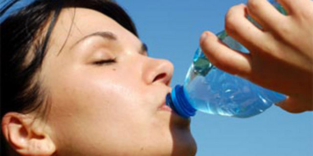 Bütün besinlerin, vitmin ve minerallerin temel çözücüsüdür. Vücutta besinleri küçük parçalara ayırır, sindirimlerinde ve son metabolik aşamalarında görev yapar.