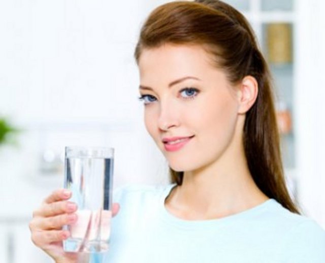 Su dünyadaki diğer bütün içeceklerden daha kolay bulunabilir ve hiçbir yan etkisi yoktur. -