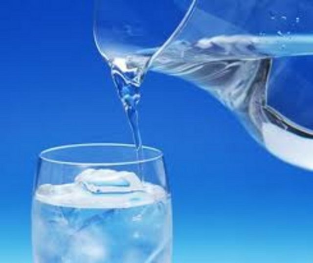 Suyun insan vücudu için hayati önemde olduğunu bilmeyen yok. Az su içmek, vücudun tüm dengesini alt üst edebilir.