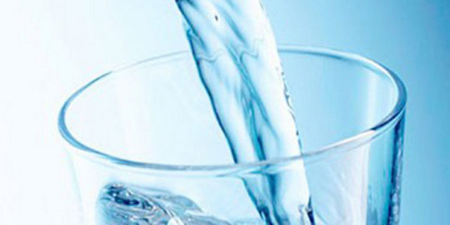 Dehidrasyon doku boşlukları, eklemler, böbrekler, karaciğer, beyin ve deride zehirli çökeltilerin birikmesine yol açar. Su bunları temizler.