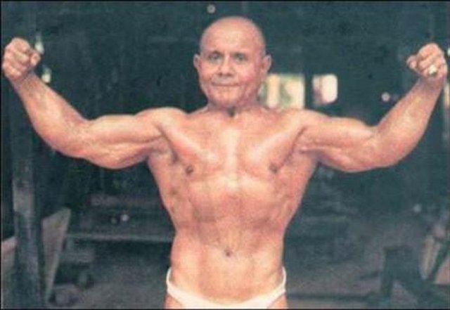 100 yaşının üstünde hala vücut geliştirme idmanı yapabiliyor olmasına kimse inanamıyor.