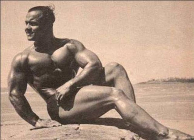 1952 yılında Dünya Erkek Güzeli seçildi. Bu sene 101. yaşına girecek.