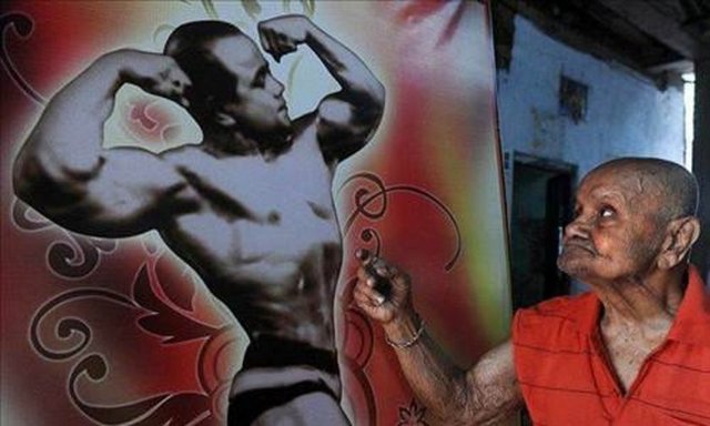 101 yaşındaki eski erkek güzeli spor yaparak vücudunu fit tutmayı başarıyor.