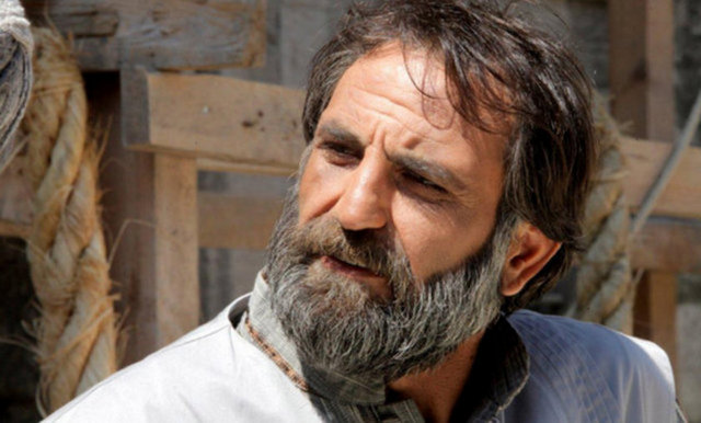 Mimar Sinan 100 yaşına girerken hastalanır yatağa düşer. Vefat sırasında bir bezi suya batırıp da dudağına çalmak isterlerken bakarlar ki, evindeki musluktan su akmıyor.