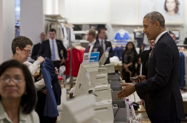Alışverişini kredi kartıyla ödeyen Obama, mağaza çalışanlarıyla uzun süre sohbet etti.