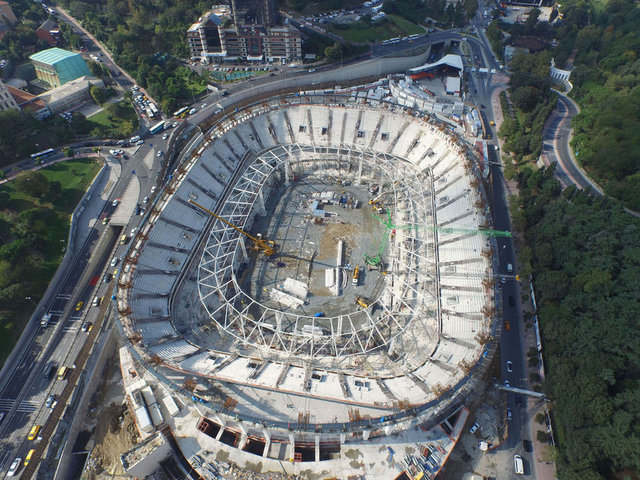 - Beşiktaş'ın Dolmabahçe'de yapımına devam edilen stadı Vodafone Arena'nın tamamlanan çatı çelik iskeletinin yerine kaldırılması için düğmeye basıldı.