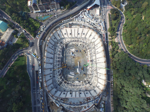 - Gerekli emniyet tedbirlerinin alınmasının ardından hasarlı bölümleri sökülen çelik çatı iskeletinin yapımına tekrar başlanmıştı. Çalışmaların aralıksız devam ettiği stadyumda çelik çatı iskeleti tamamlandı.