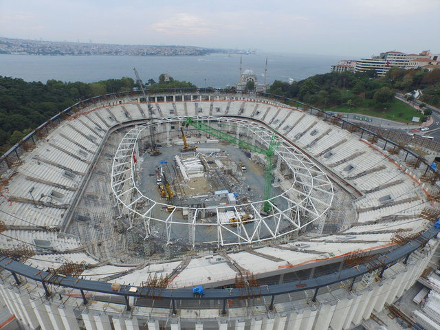 - Dolmabahçe'de bulunan tarihi stadyumun yıkılmasıyla yerine yapılan Vodafone Arena stadyumu inşaatı, geçtiğimiz aylarda çelik çatı iskeleti sırasında yaşanan bir çökmenin ardından bir süre durmuştu.  -