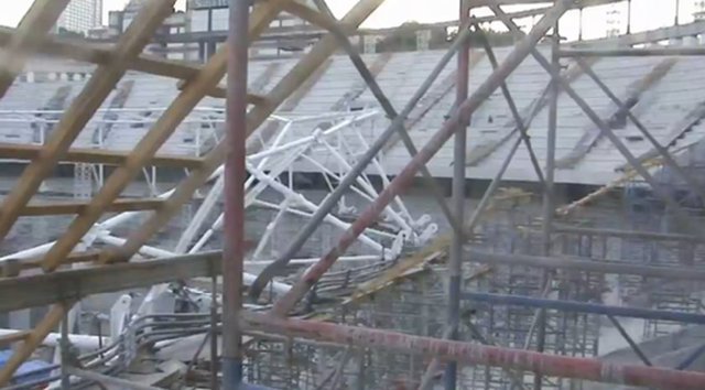 Beşiktaş Vodafone Arena'nın inşaatı sürerken kapalı tribün tarafında çatı iskeleti kaldırılmaya çalışılırken düştü.